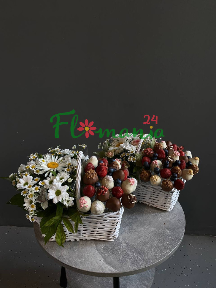 Лукошко цветы и клубника